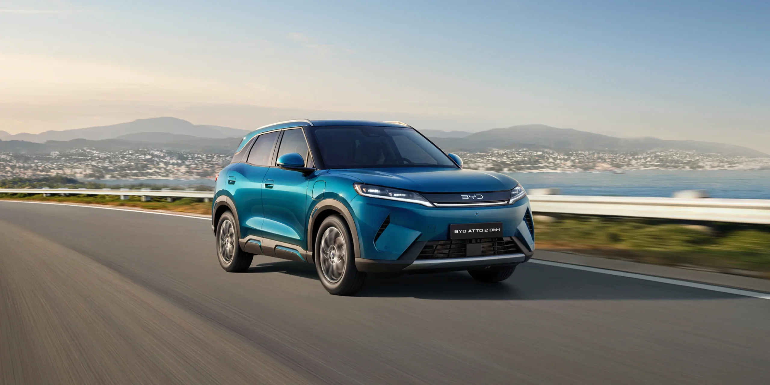 A BYD ATTO 2 DM-i vidéki országúti vezetés közben egy tengerpart mellett